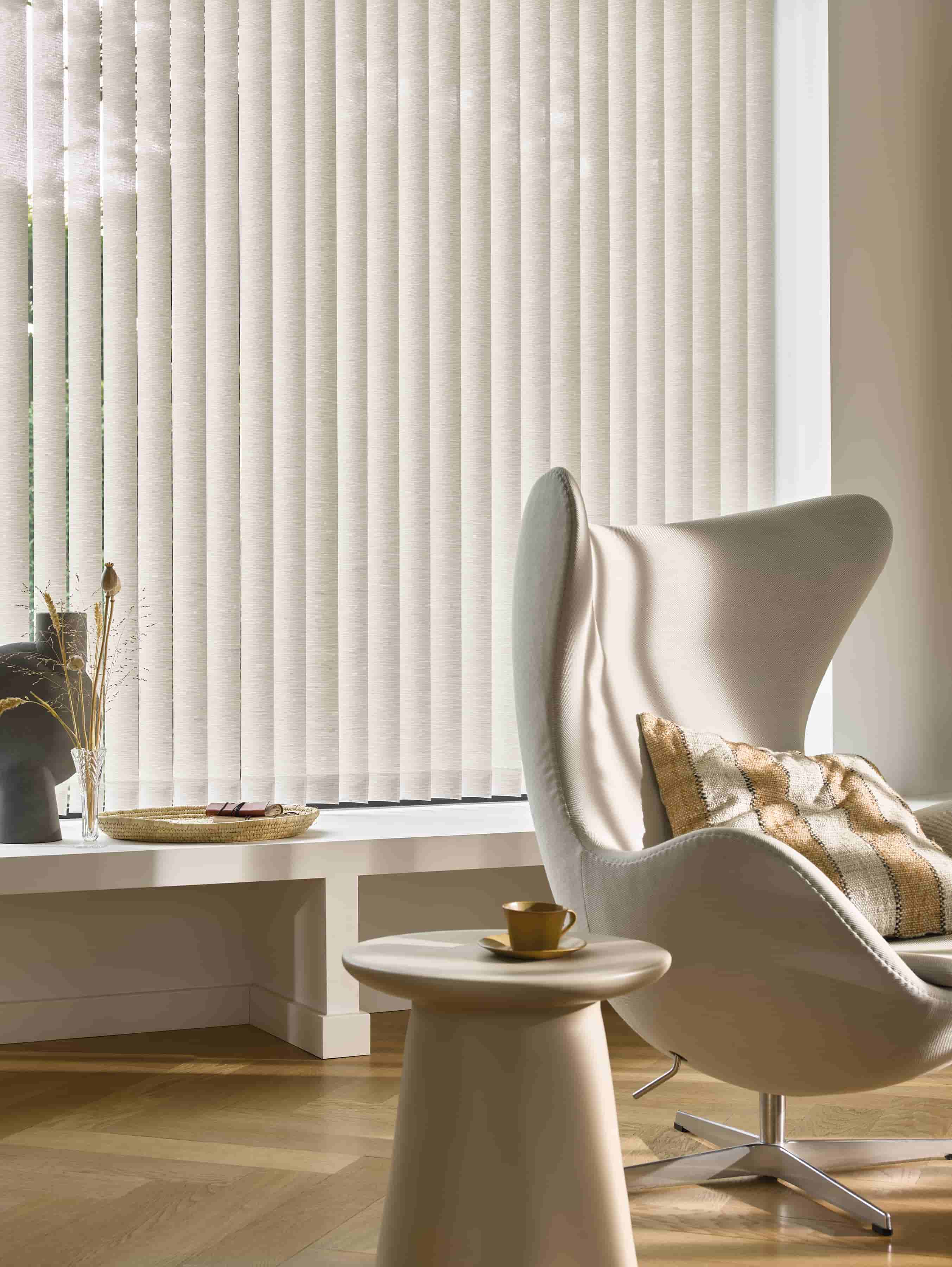 Bilde av stue med møbler og solskjerming trukket for vinduet