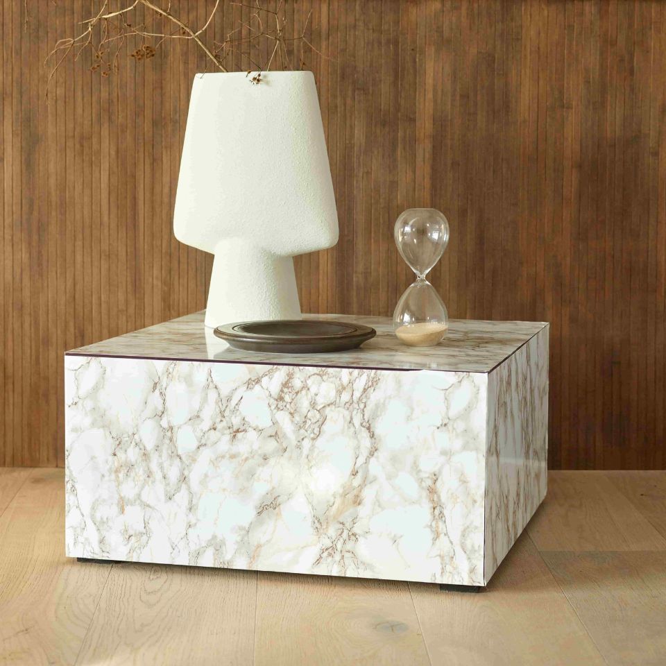 Bilde av spieletapet med bord, lampe og pynt foran