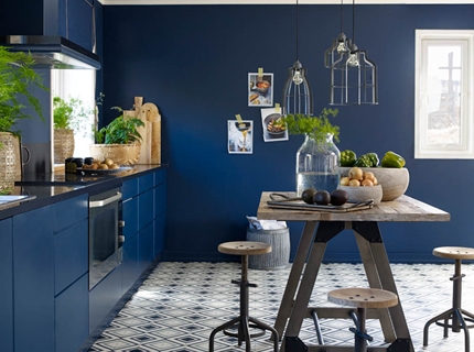 Blått kjøkken med vinylgulv