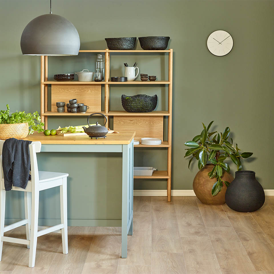 Blått kjøkken med vinylgulv