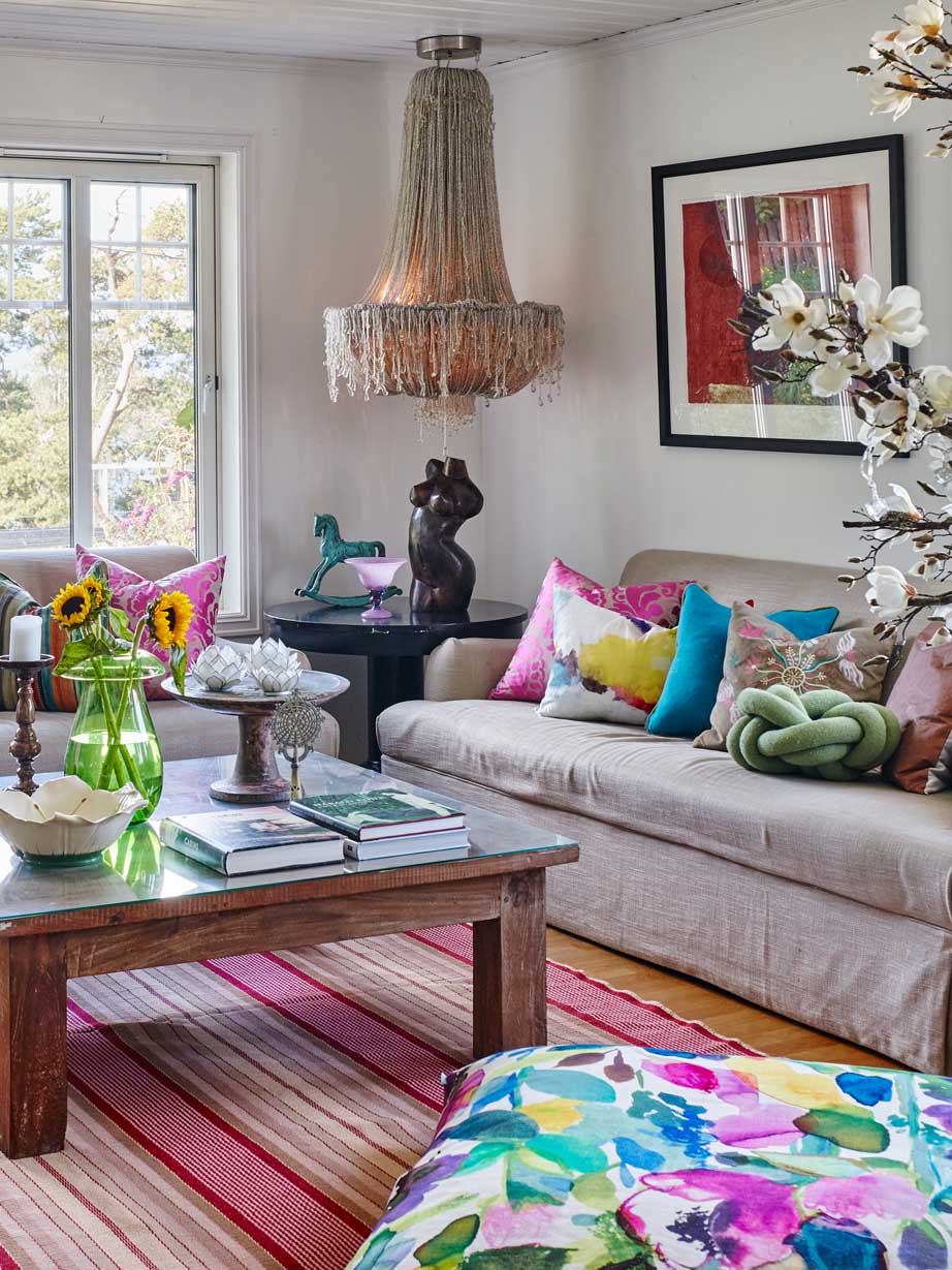 Stue med to sofaer, rundt hjørnebord og stuebord