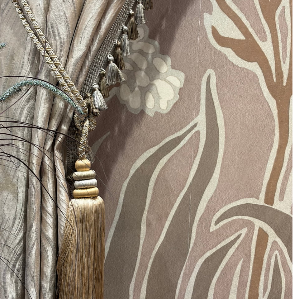 Bilde av gardin mot tapeten