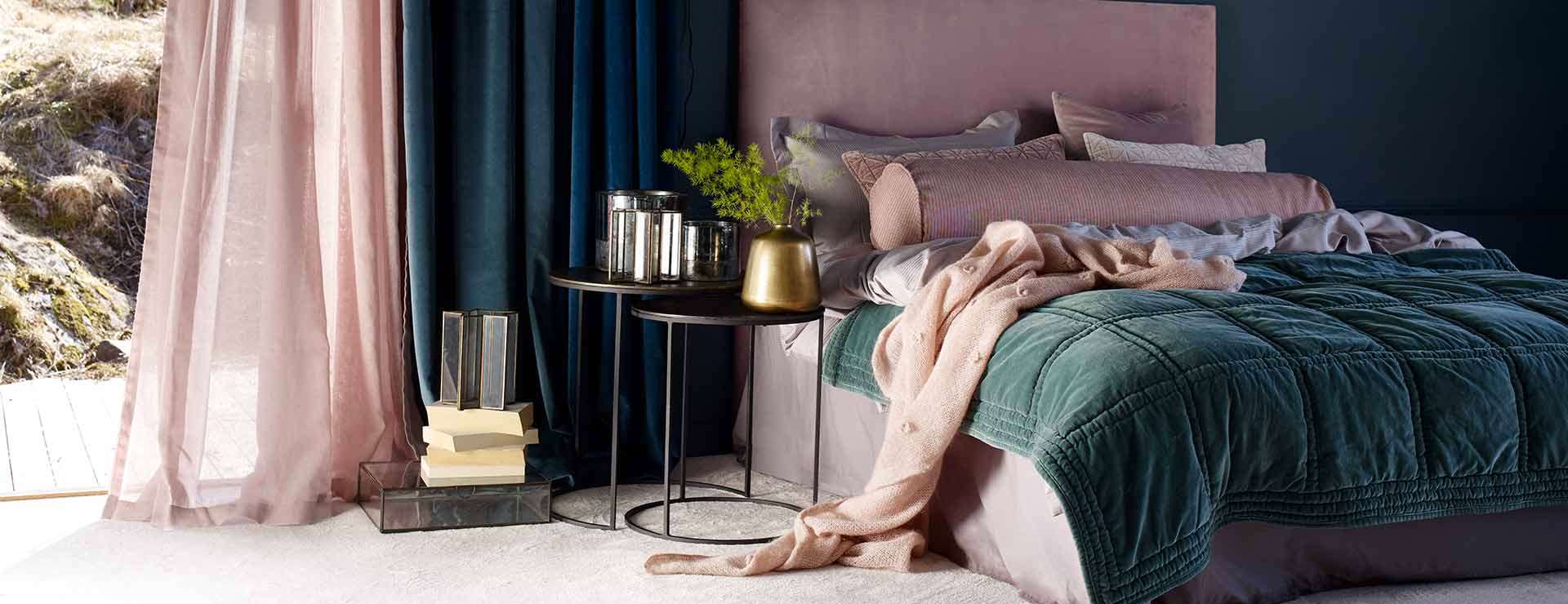 Blått soverom med lyst teppe