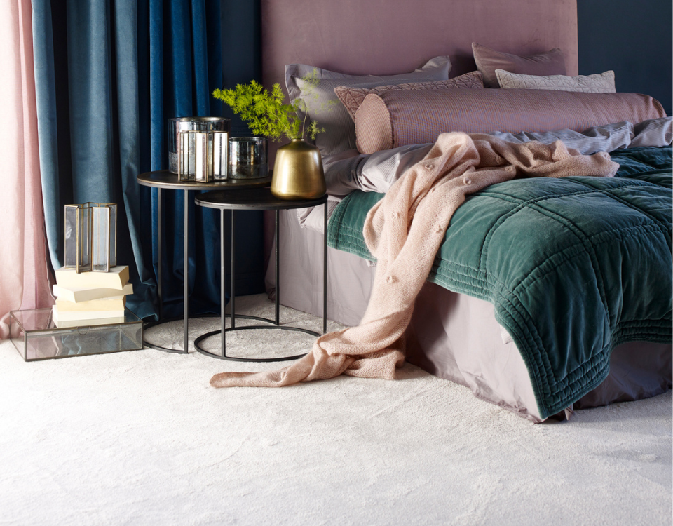 Blått soverom med teppe