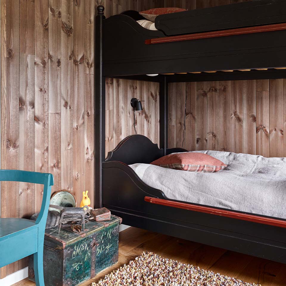 Mørk interiørbeis til soverom