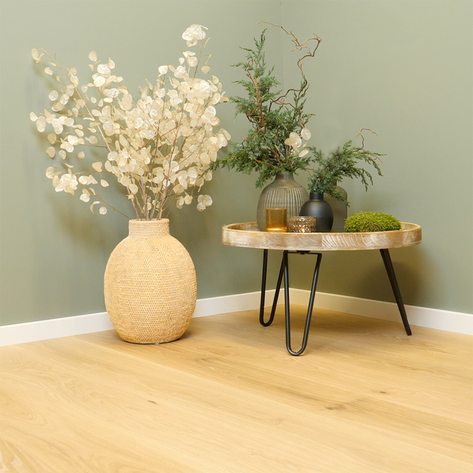 Hvite lister varmt tregulv