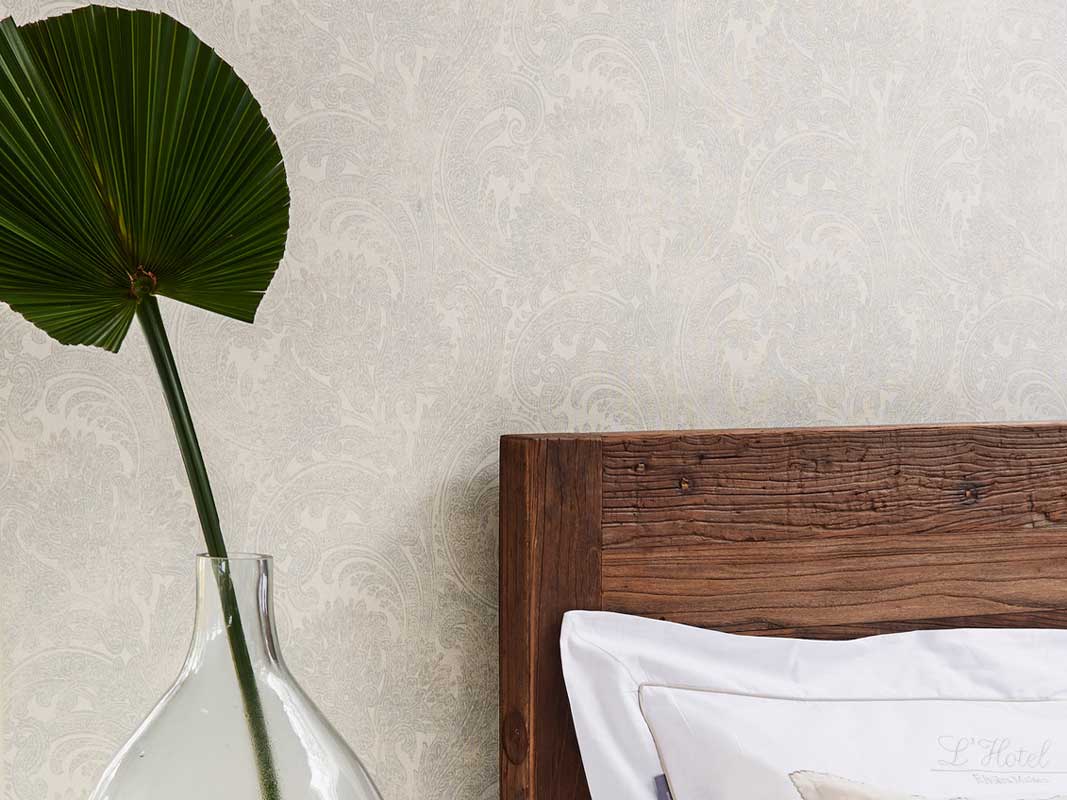 Sengegavl i brunt tre.