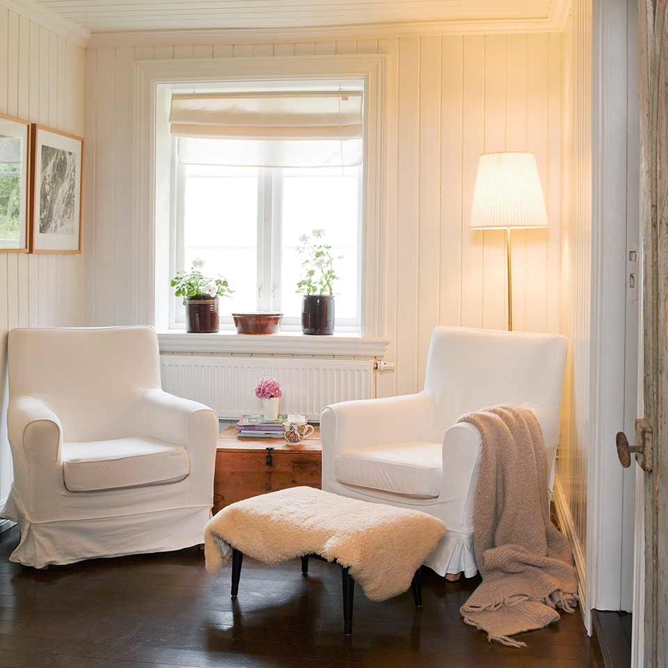Hvit stue med hvite stoler