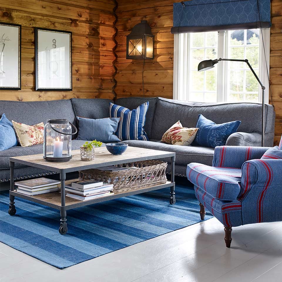 Tømmerhytte med interiørbeis