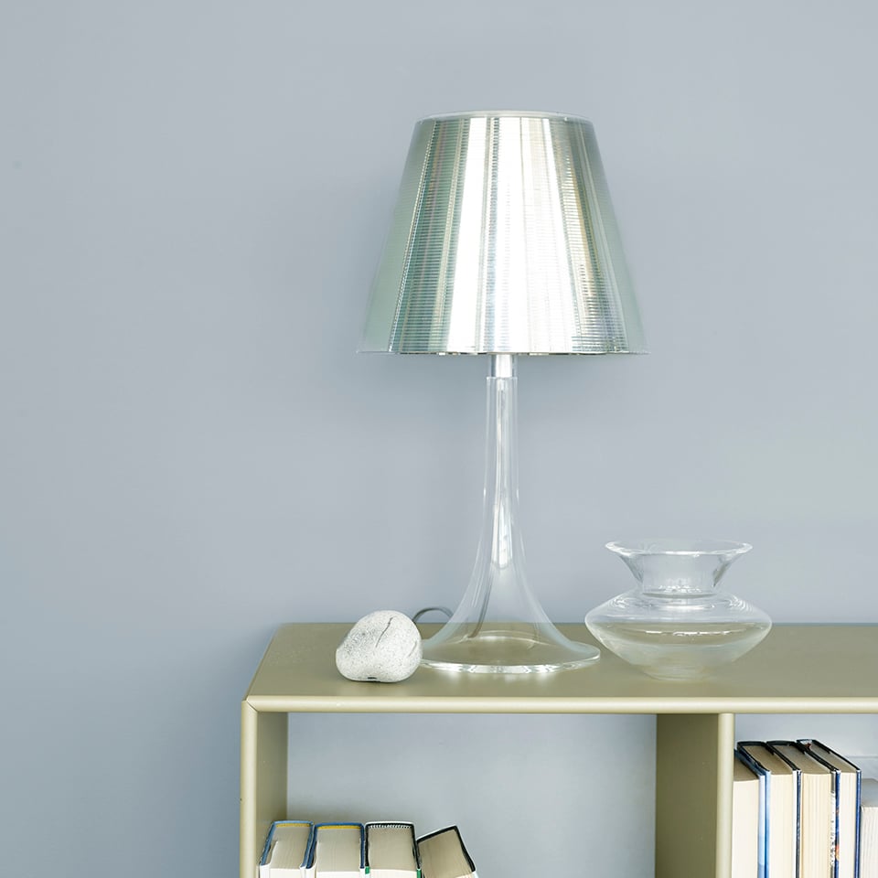 Lampe foran lyseblå vegg.