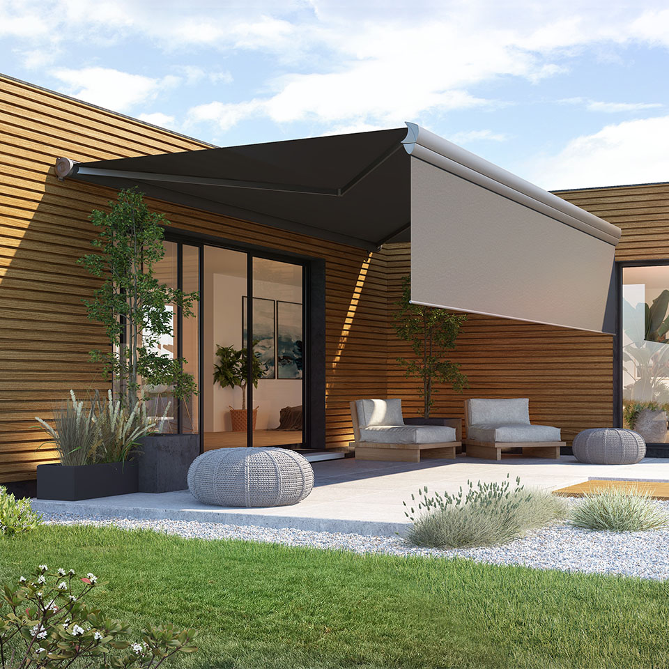 Platting foran mørk husfasade med markise i grått