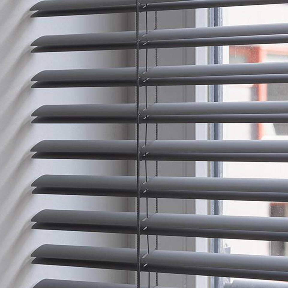 nærbilde av vindu med persienne med doble lameller som gir med utsyn når lamellene åpnes