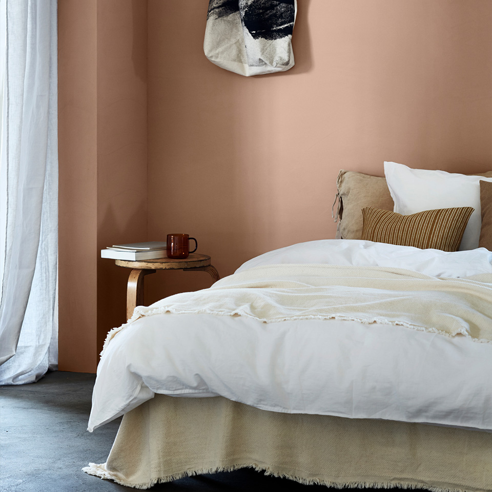 Knagger på en vegg i fargen 