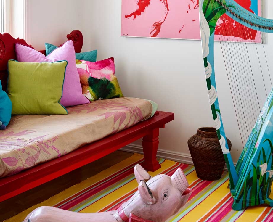 Rosa gyngegris og rød sofa