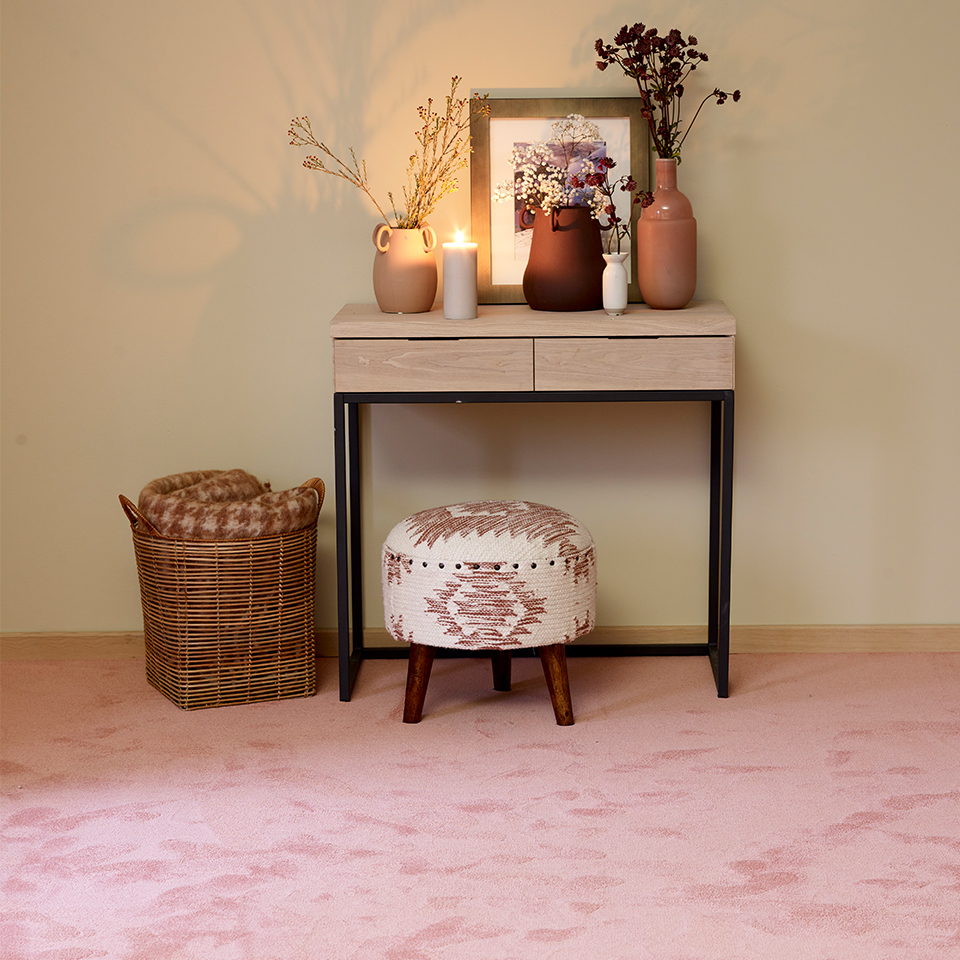 Soverom med rosa vegg til vegg teppe