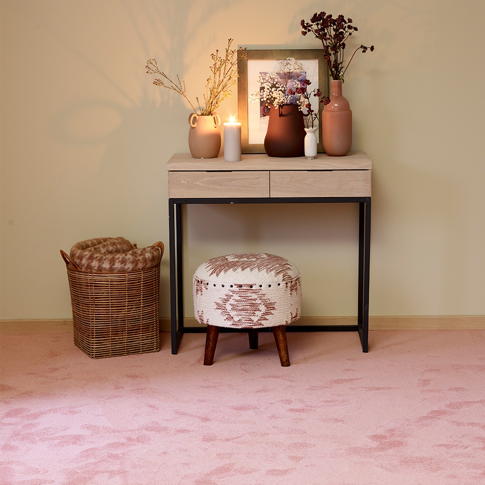 Soverom med rosa vegg til vegg teppe