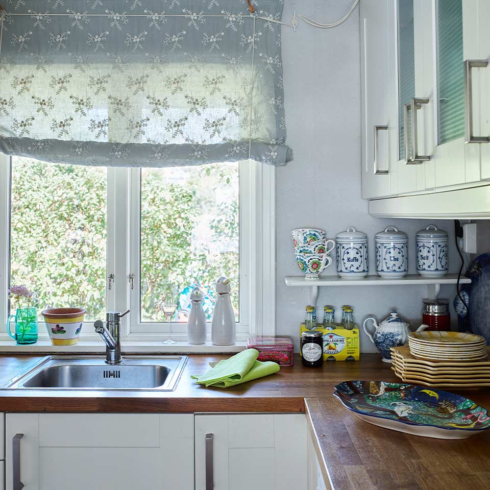 hyttekjøkken med liftgardin