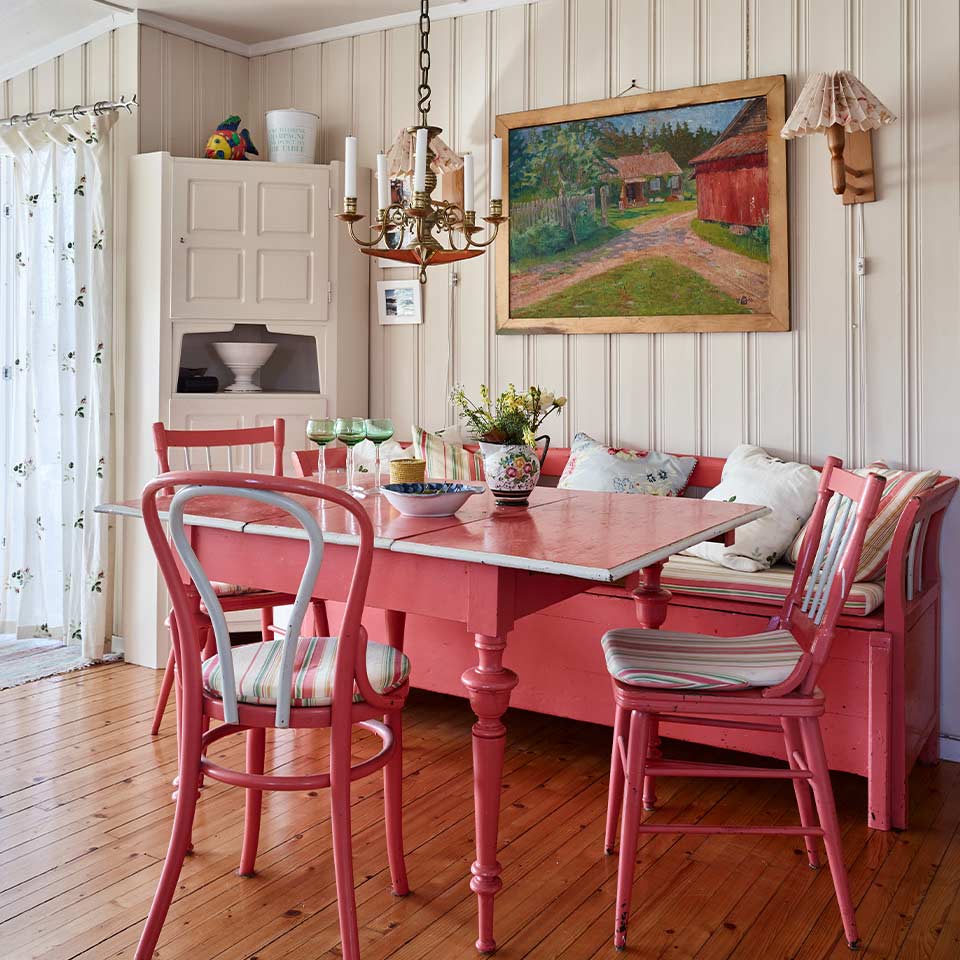 Fargesterk spisestue med møbler malt i kirsebærrød