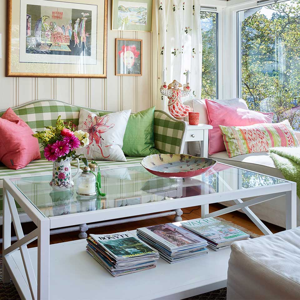 Fargerik sommerhytte i lyse pastellfarger