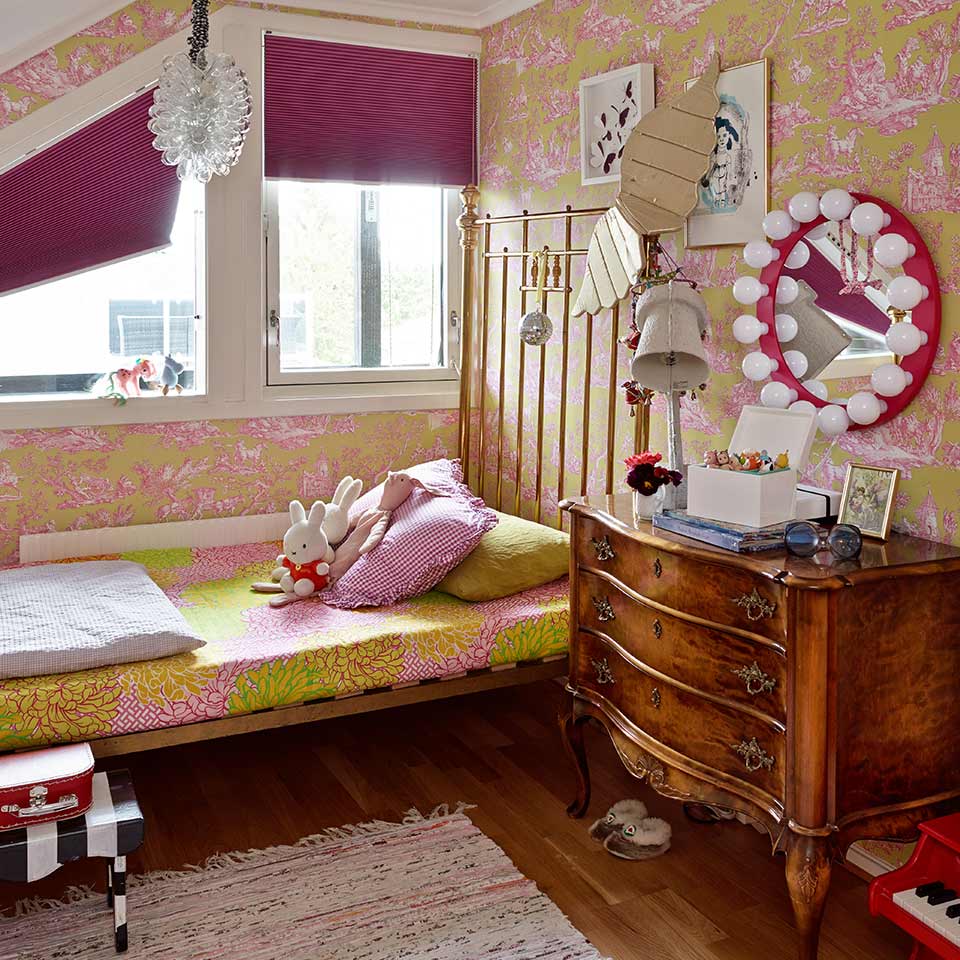 Fargerikt barnerom med tapet