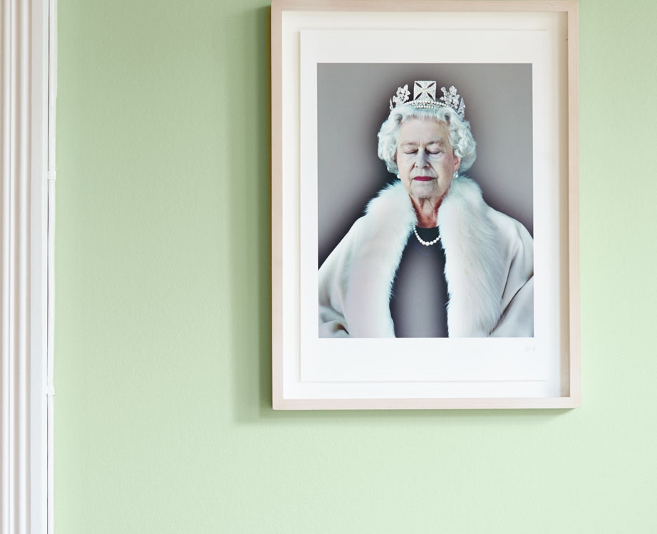 Bilde av dronning Elisabeth på grønn vegg