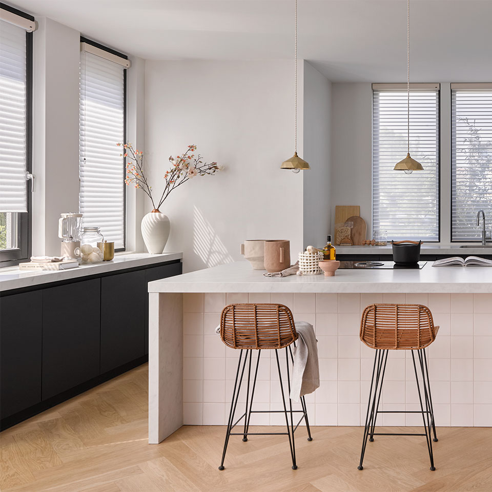 Behagelig sitteområde i stue med dagslys gjennom Silhouette-gardin