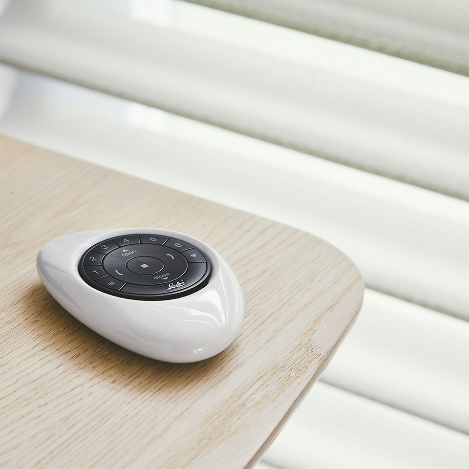 Motorisert solskjerming med Silhouette-gardiner for behagelig lys i lesekrok