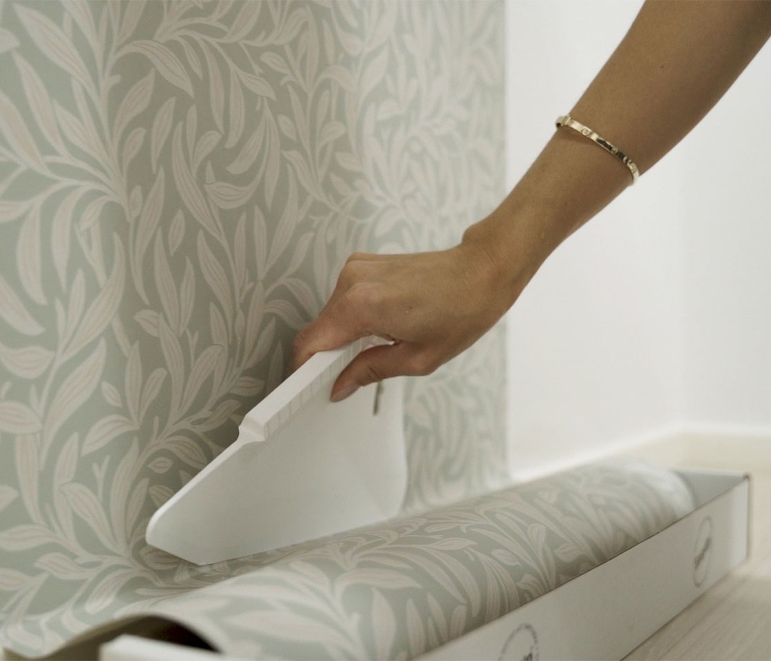 bruk tapetbørste til å stryke ut luftbobler