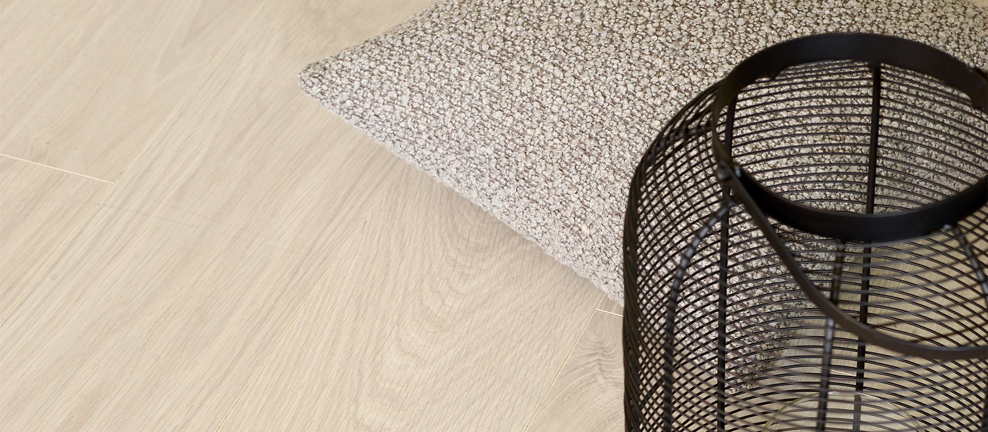 Stue med peis og laminatgulv.