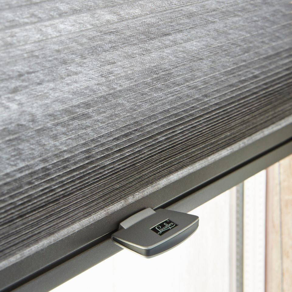 Nærbilde av Duette Plisségardin fra Luxaflex i fargen grå