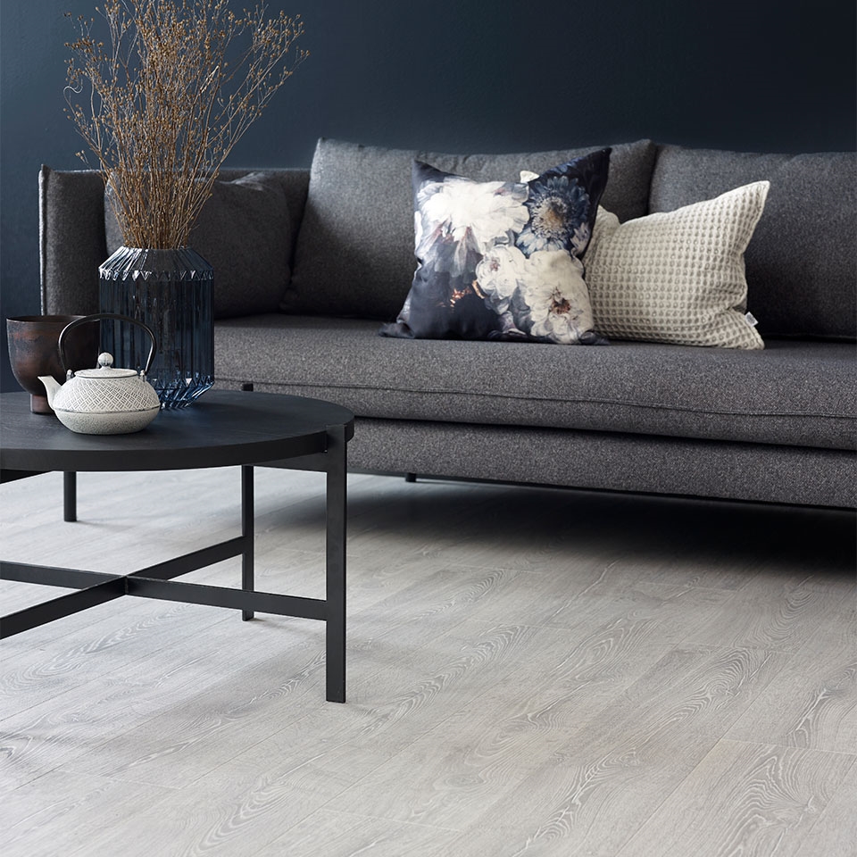 Gulvtrender - Lyst vs mørkt gulv - Vinyl - Teppe | Fargerike