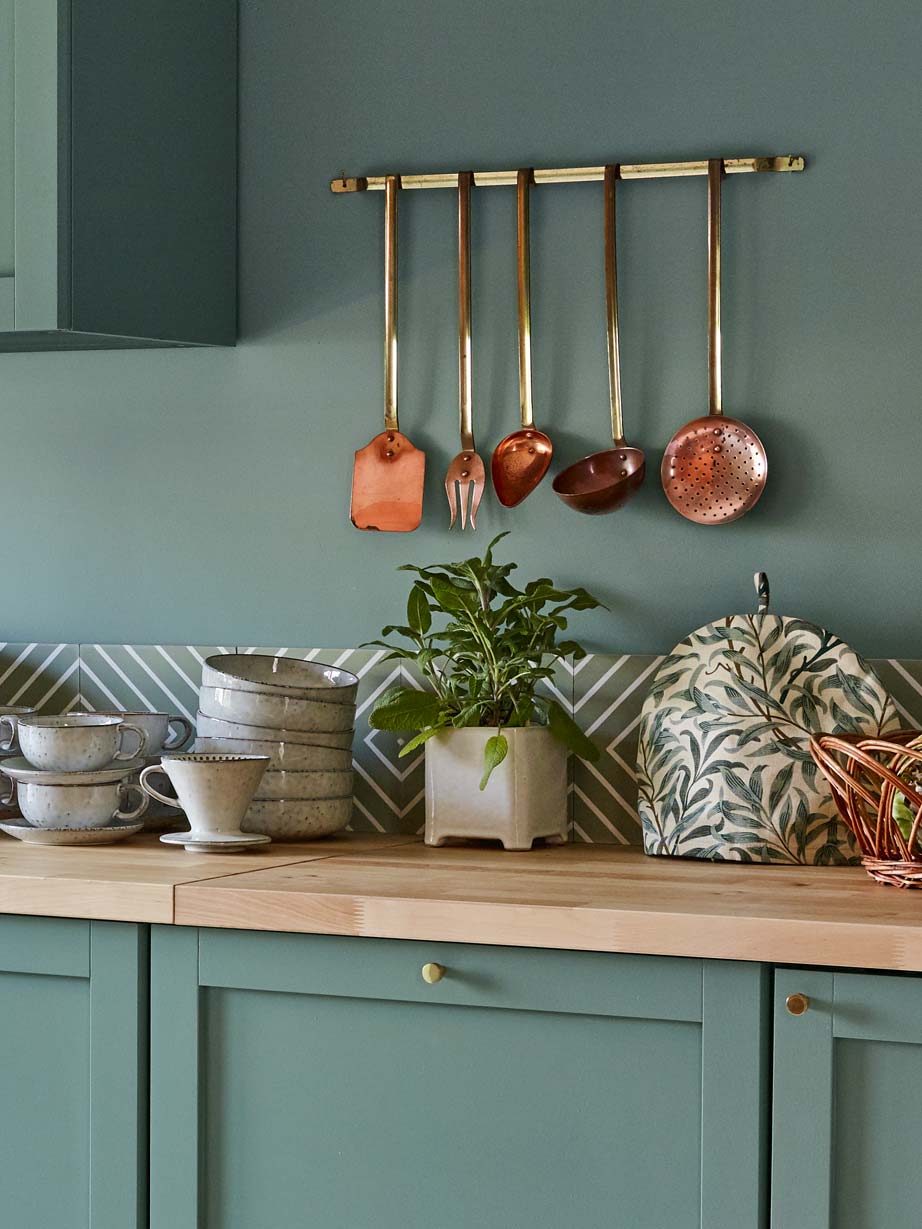 Kjøkkenbenk i tre passer godt med grønnfargen stillhet