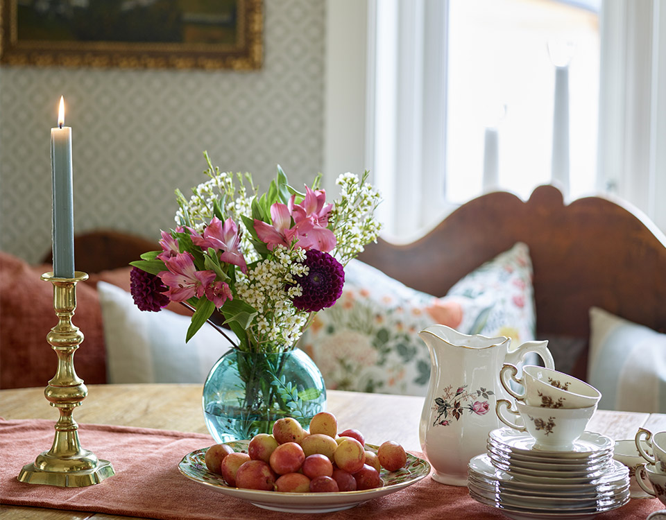 Middagsbord med fargerik pynt.