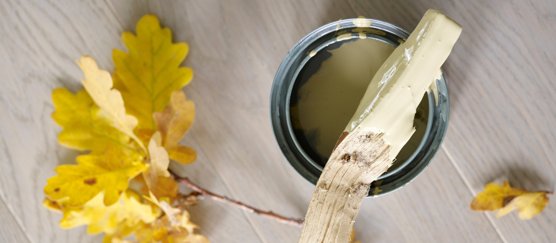 Krukke foran vegg i høstfarger 