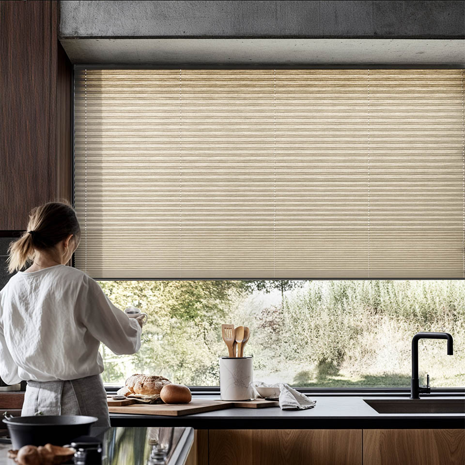 Kjøkken med store Duette plisségardiner foran store vindusflater og glassdør i matchende toner med veggfargen