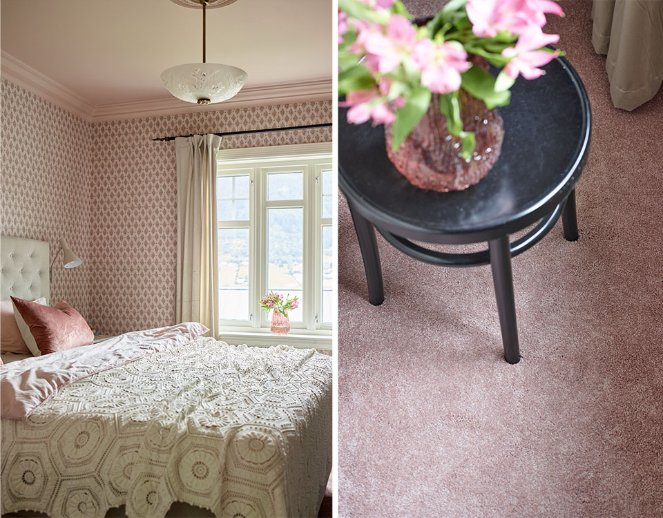 Soverom med send, lampe i taket, mønster tapet og gardiner