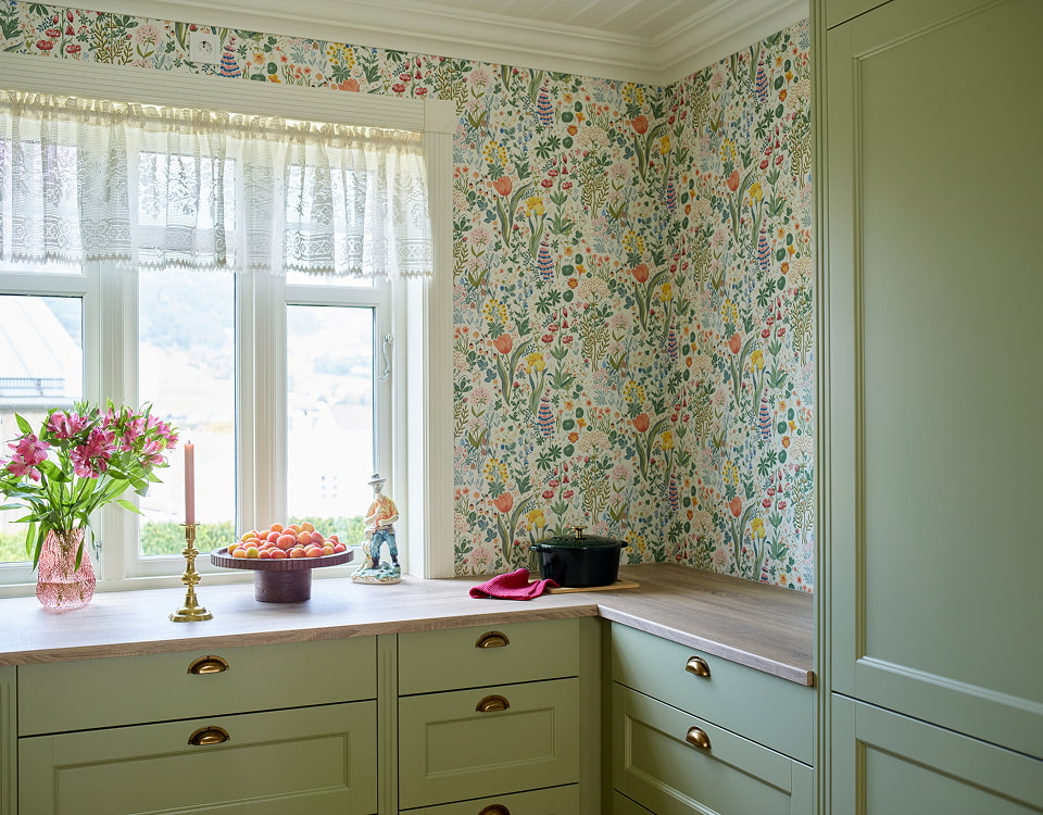 Kjøkkenbenk med blomster tapet.