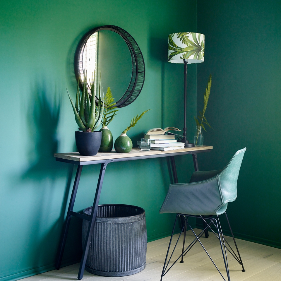 Grønn vegg med grønne plantedetaljer