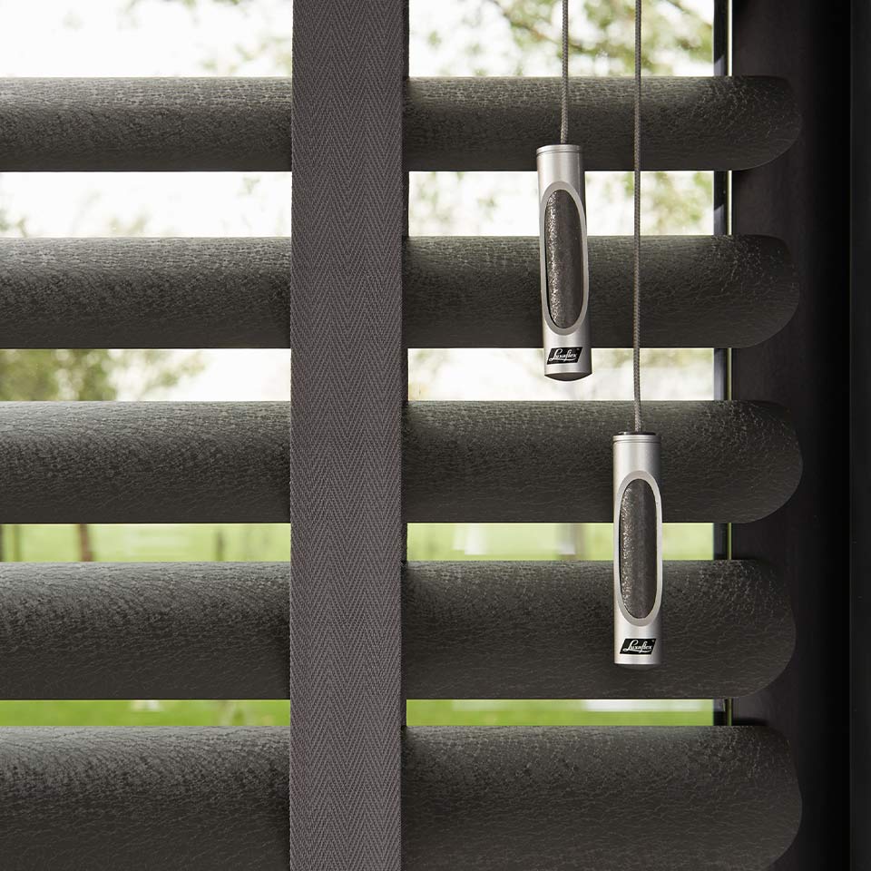 Nærbilde av solide persienner i mørke gråtoner