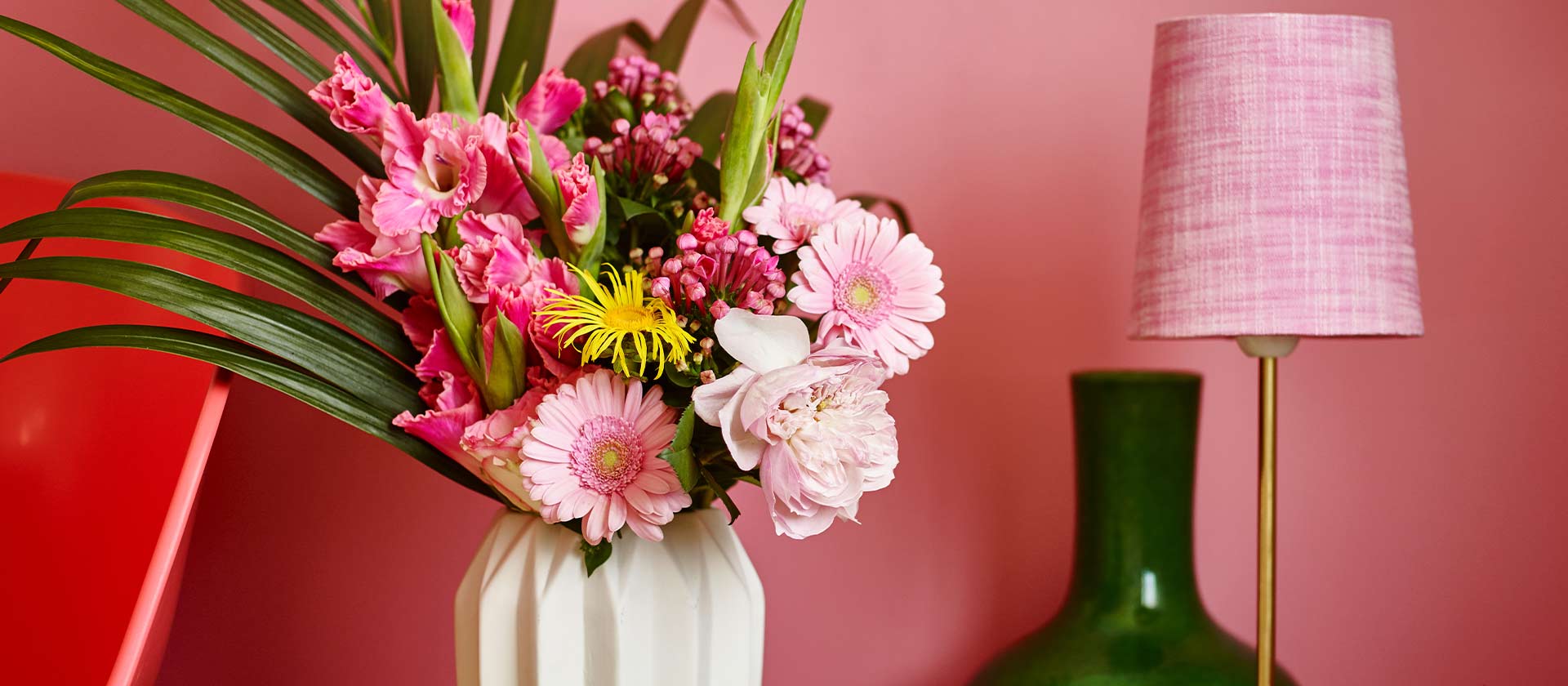 Blomster, lampeskjerm og vegg i årets farge 2016 - rosa