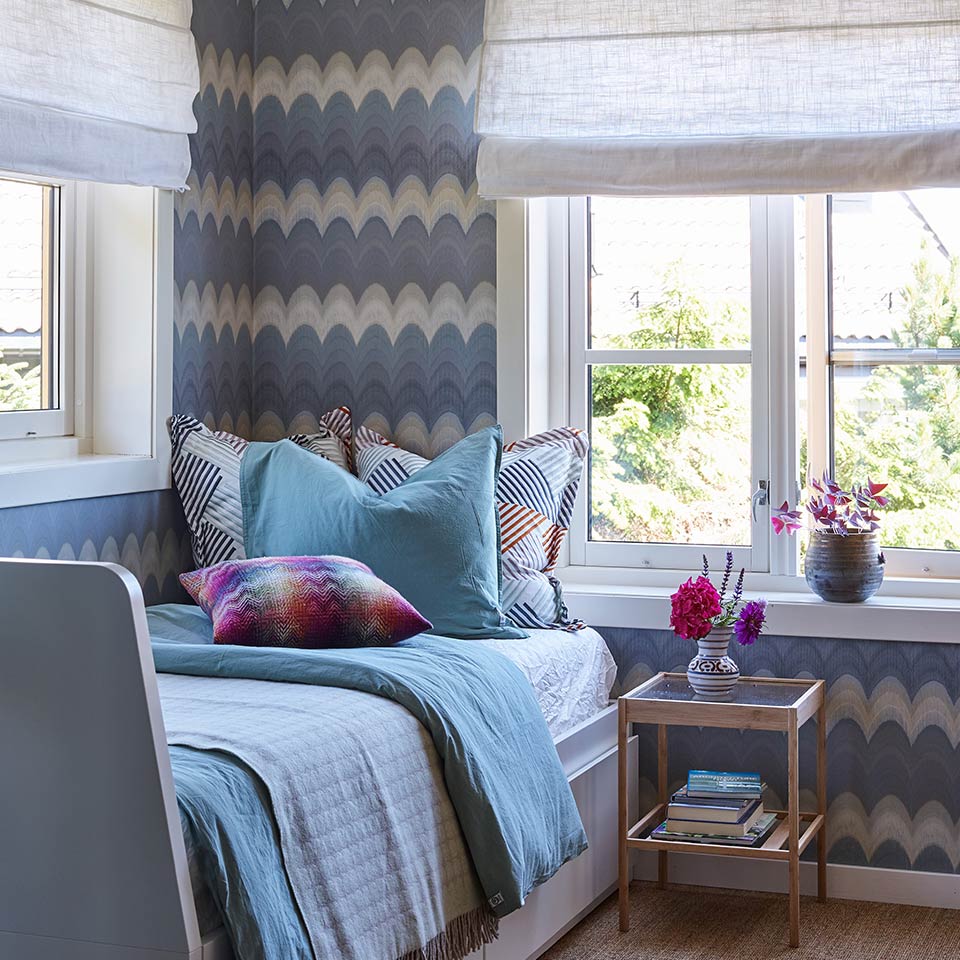 Gjesterom med stripete tapet