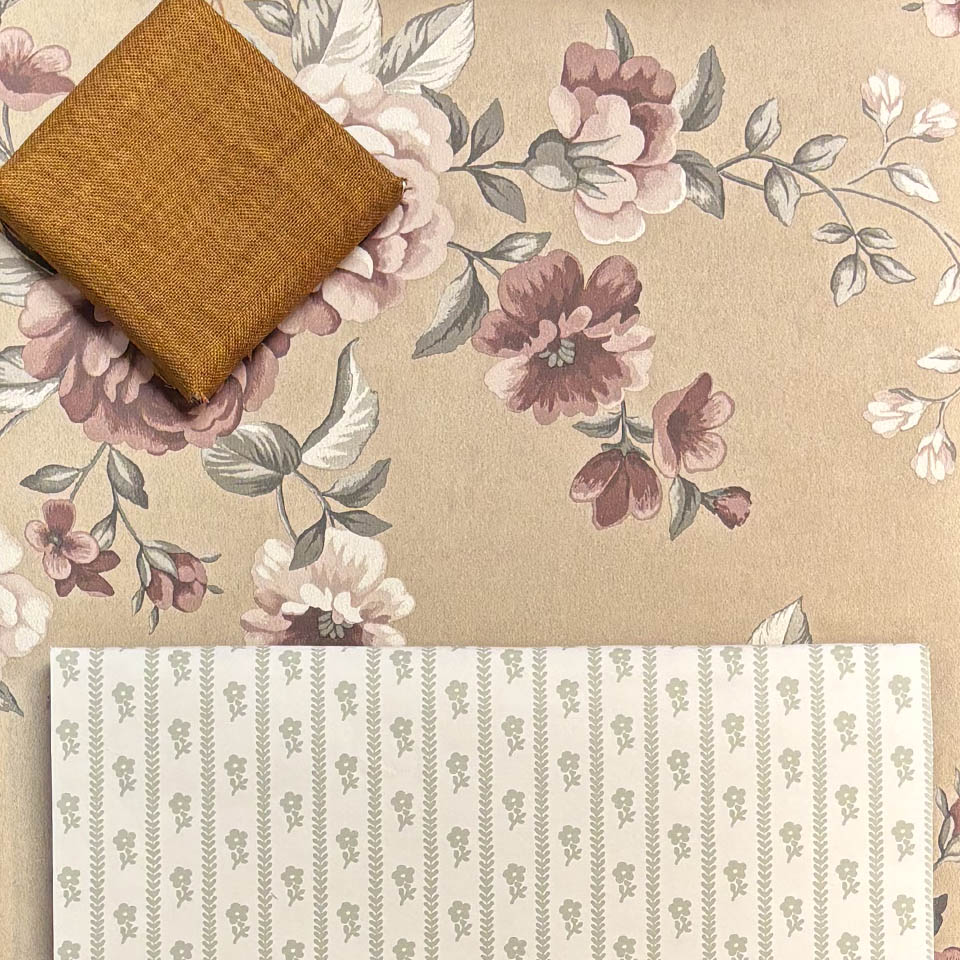 Bilde av moodboard av tapet og fargeprøve. 