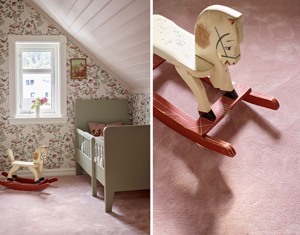 Barnerom, blomster tapet og rosa gulv.