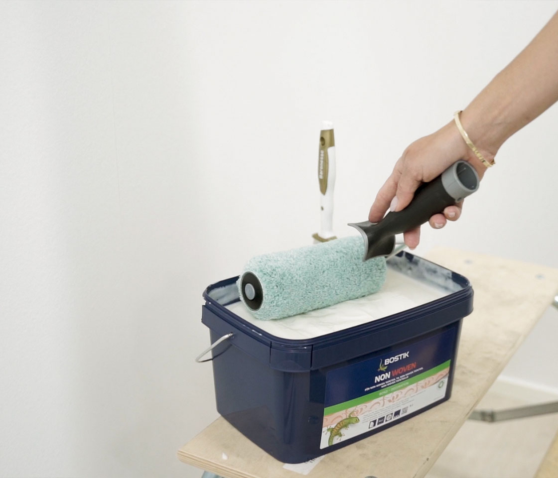 rull malingen på veggen med malingsrulle