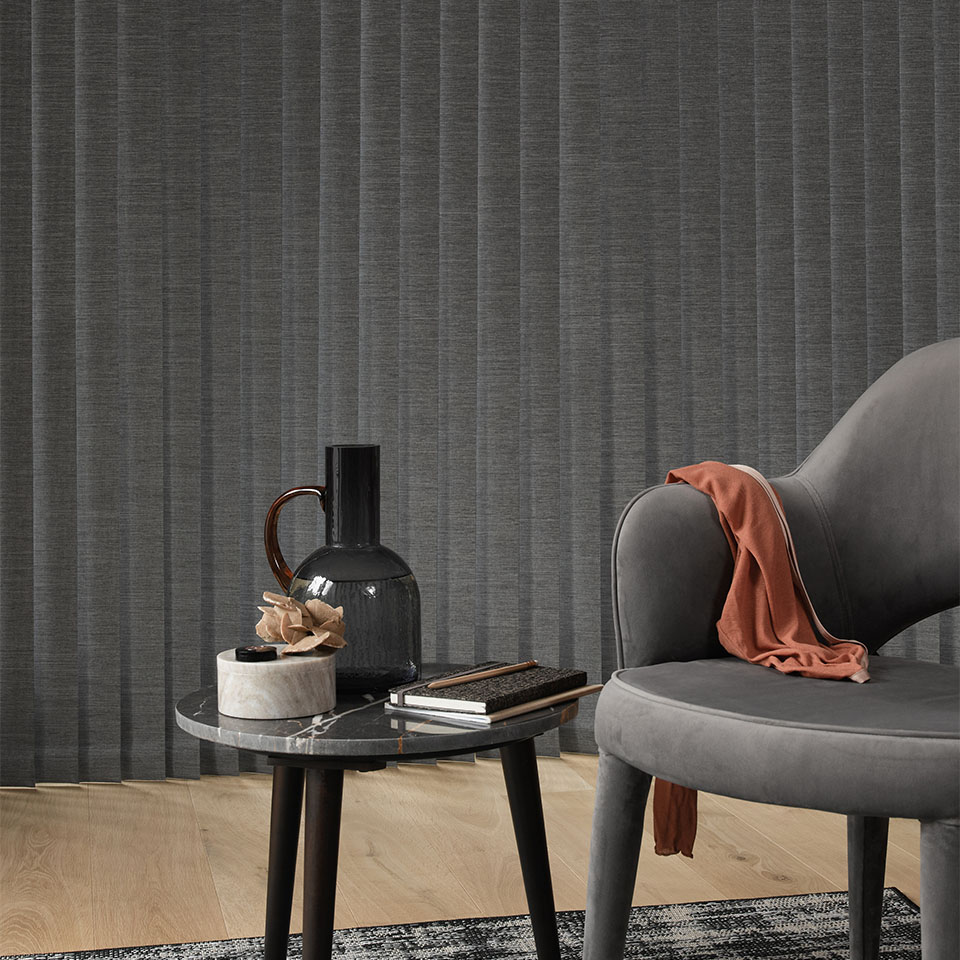 lamellgardin i mørk farge