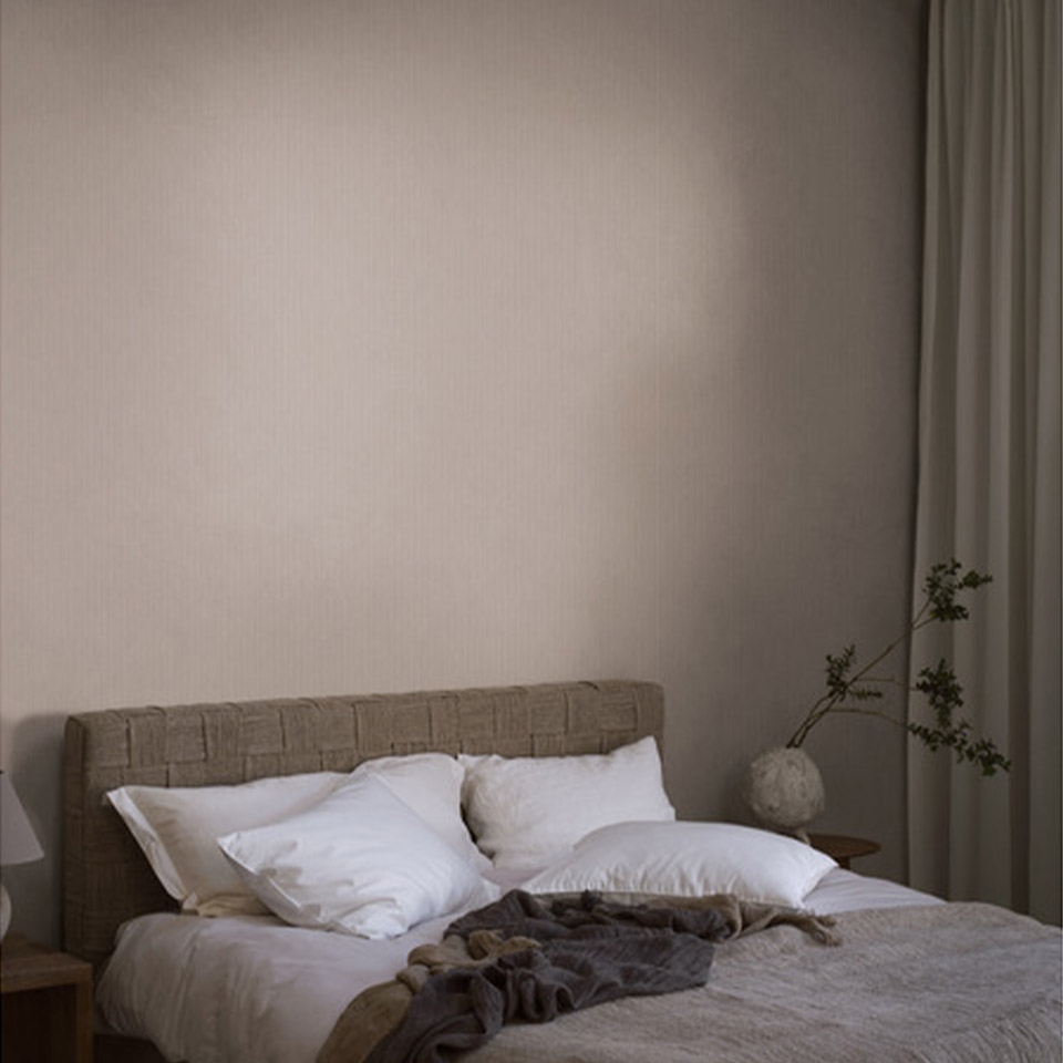 Blek rosa tapet soverom