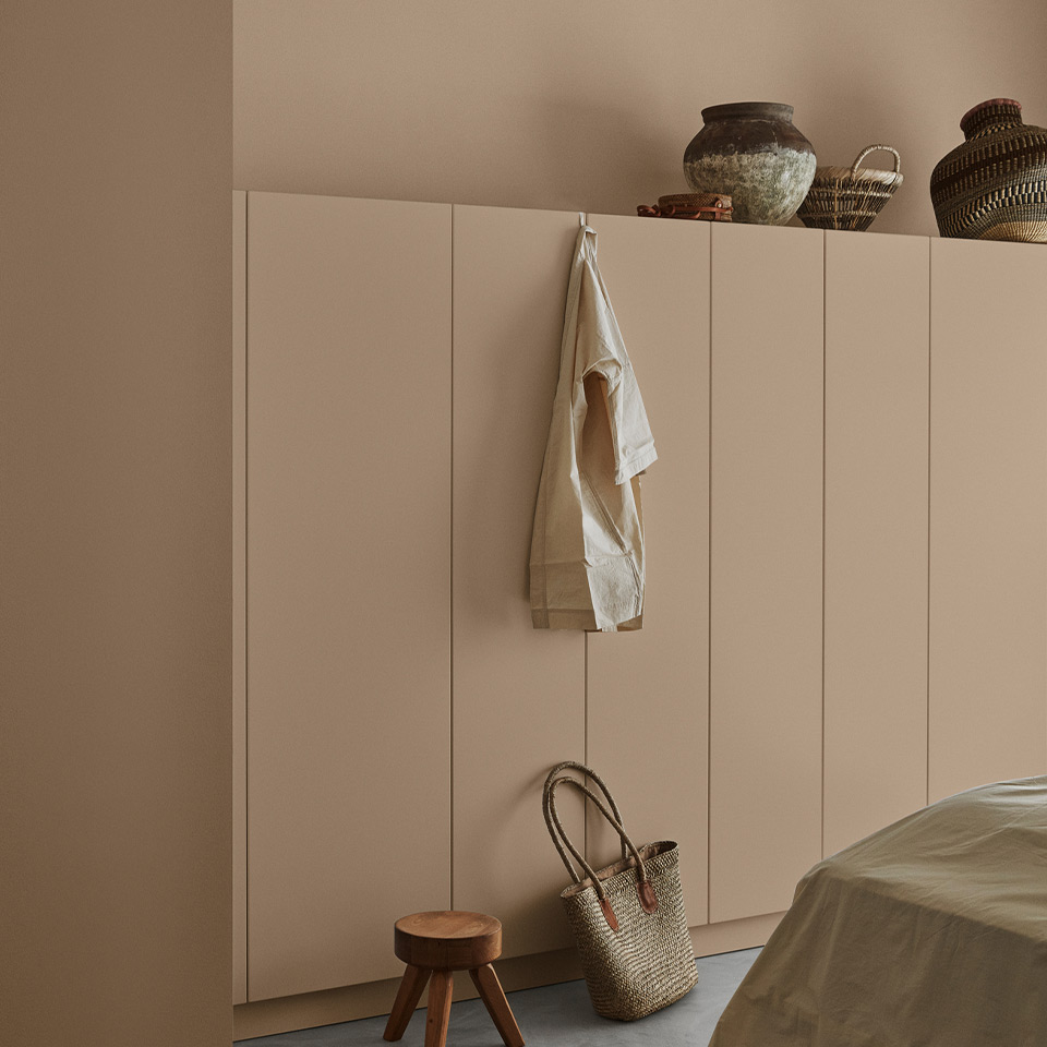 Skap malt i samme farger som veggen