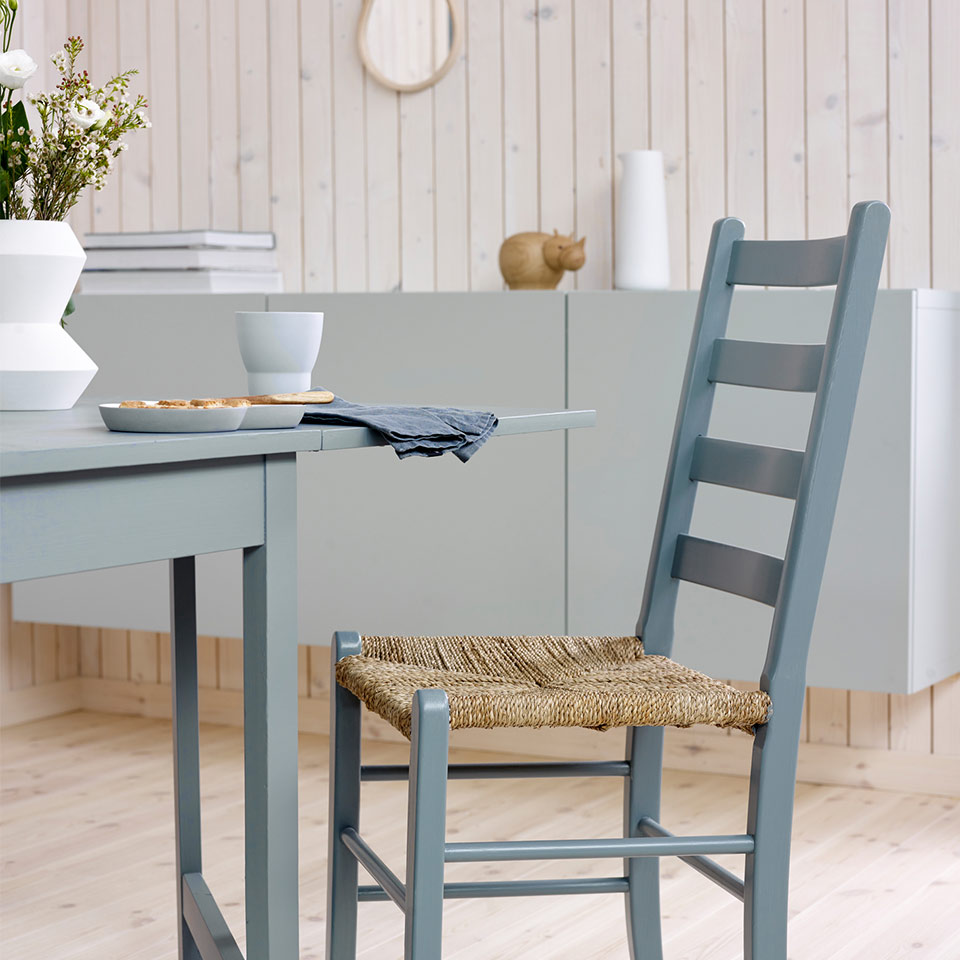 Kjøkkenstol malt i Serene Blue som passer godt til skapene malt i Minty Breeze fra Jotun