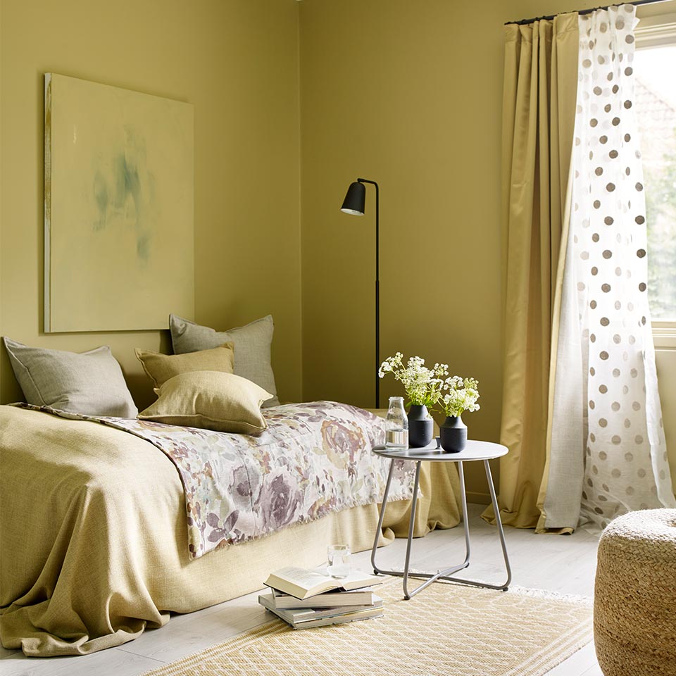 Soverom med forskjellige nyanser av beige.