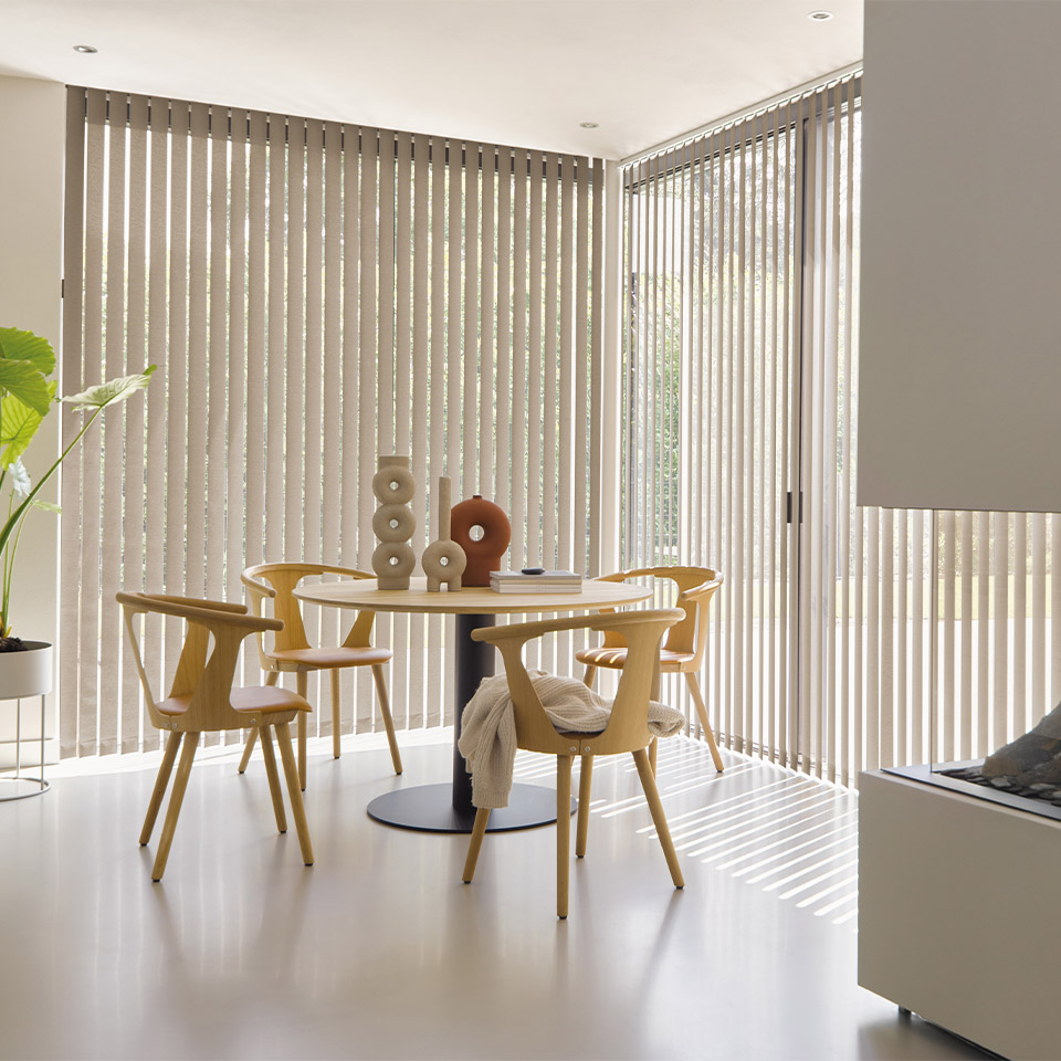 lamellgardin i beige stue